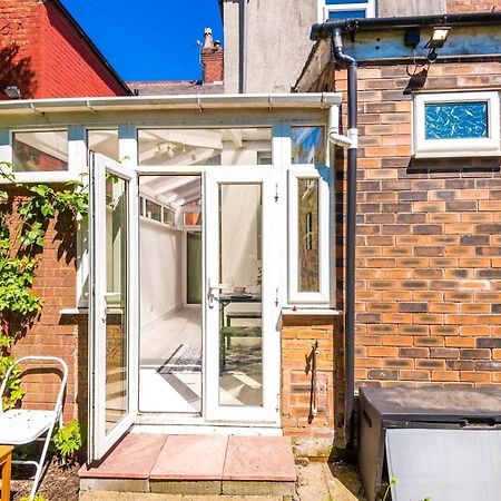 Large 4 Bedroom Home With Free Parking Near Mediacityuk Манчестер Екстер'єр фото