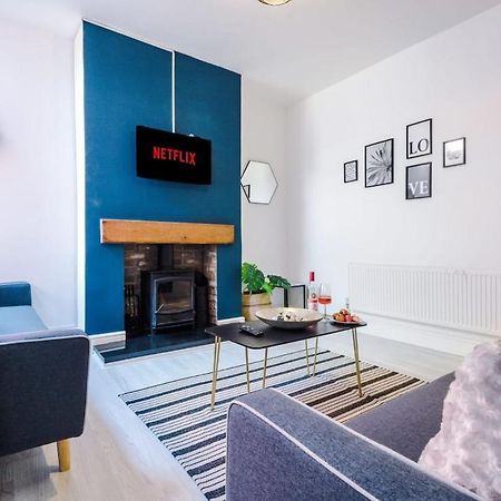 Large 4 Bedroom Home With Free Parking Near Mediacityuk Манчестер Екстер'єр фото