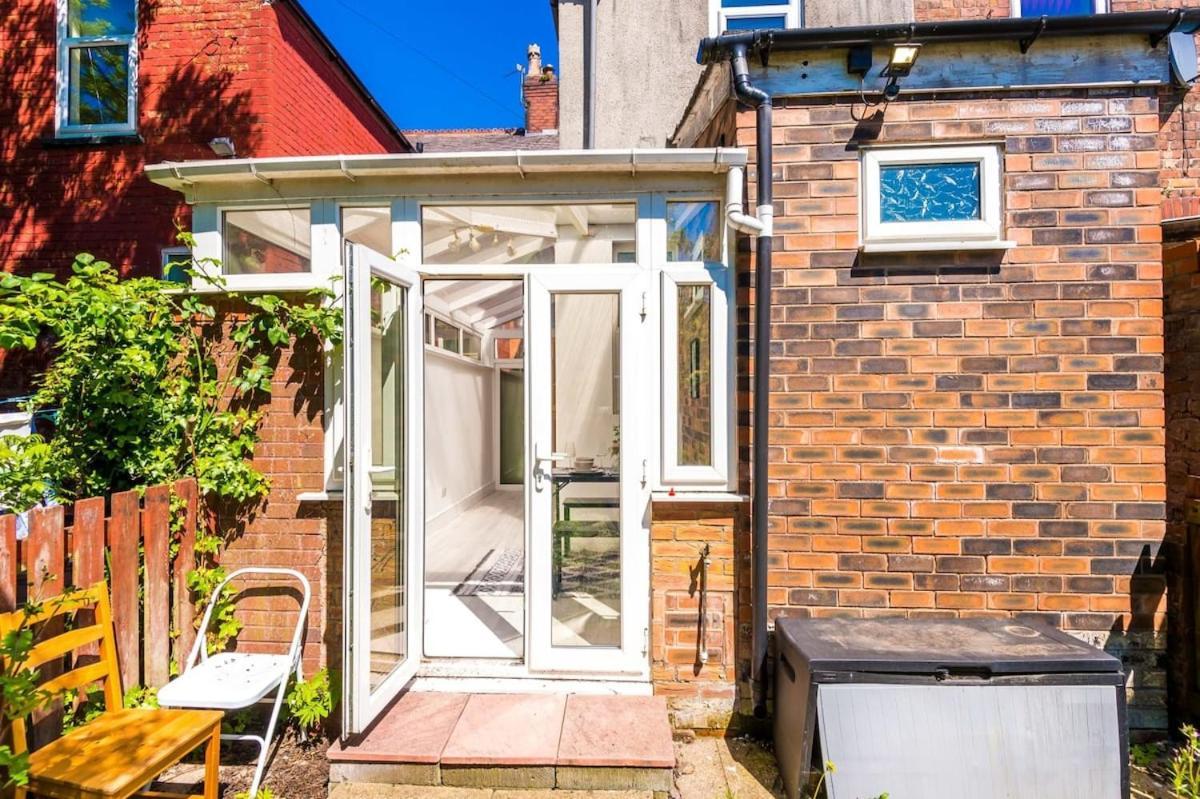 Large 4 Bedroom Home With Free Parking Near Mediacityuk Манчестер Екстер'єр фото