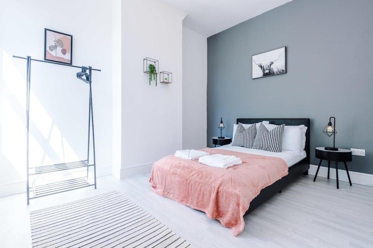 Large 4 Bedroom Home With Free Parking Near Mediacityuk Манчестер Екстер'єр фото