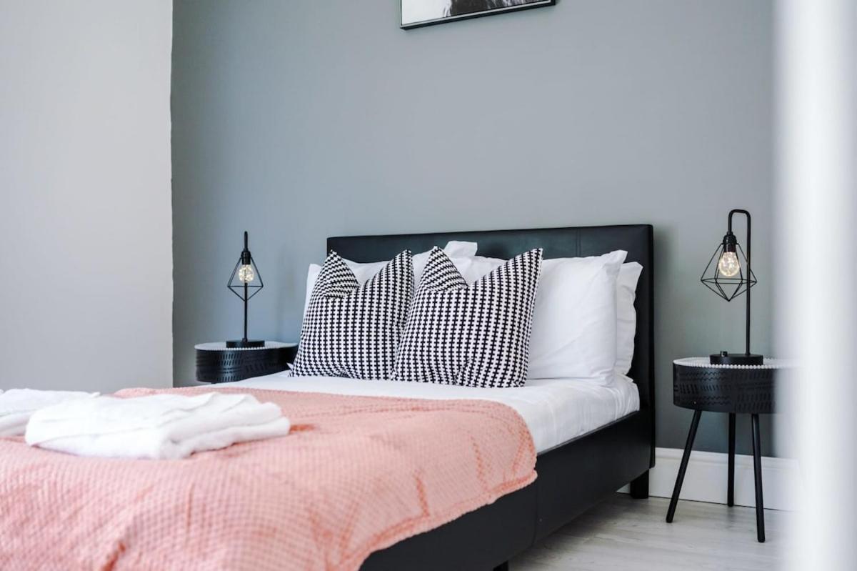 Large 4 Bedroom Home With Free Parking Near Mediacityuk Манчестер Екстер'єр фото