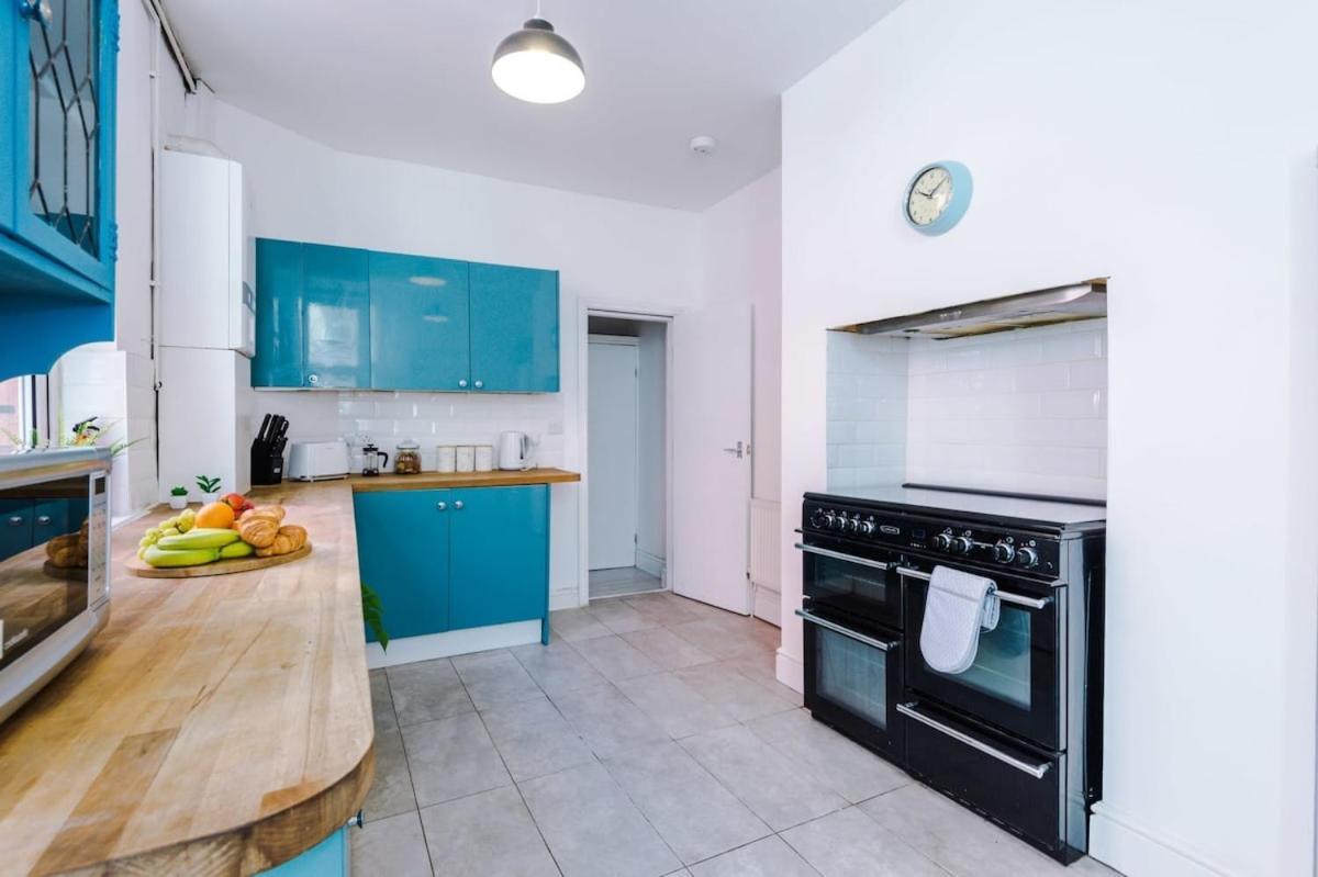 Large 4 Bedroom Home With Free Parking Near Mediacityuk Манчестер Екстер'єр фото