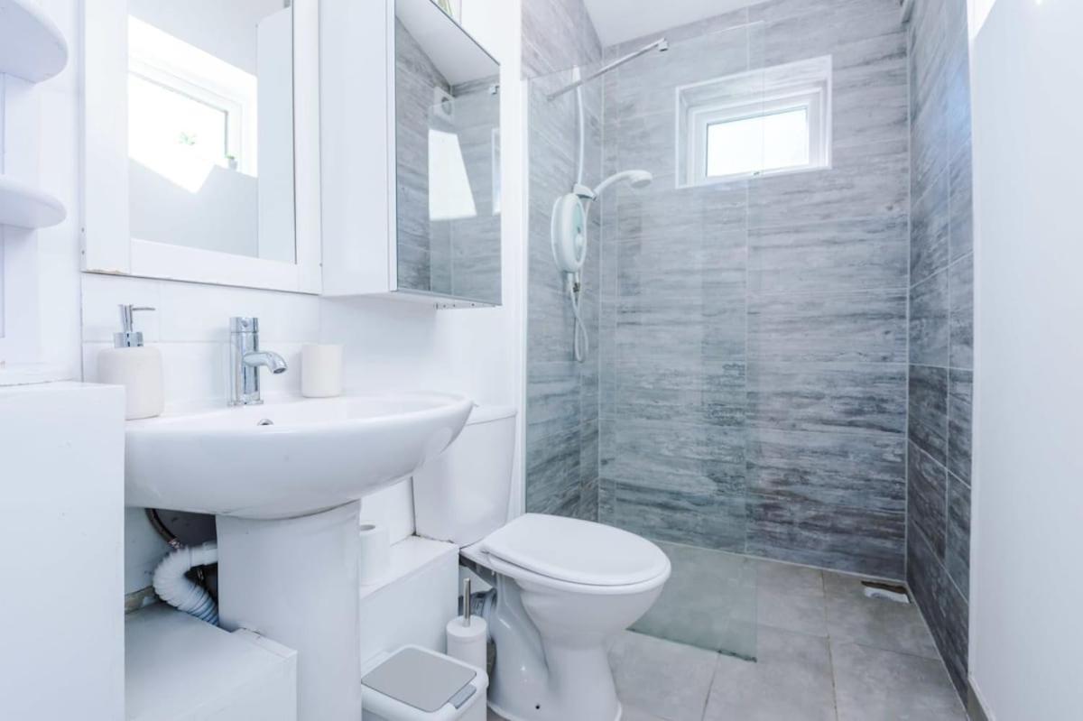 Large 4 Bedroom Home With Free Parking Near Mediacityuk Манчестер Екстер'єр фото