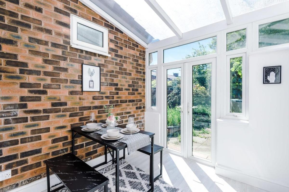 Large 4 Bedroom Home With Free Parking Near Mediacityuk Манчестер Екстер'єр фото
