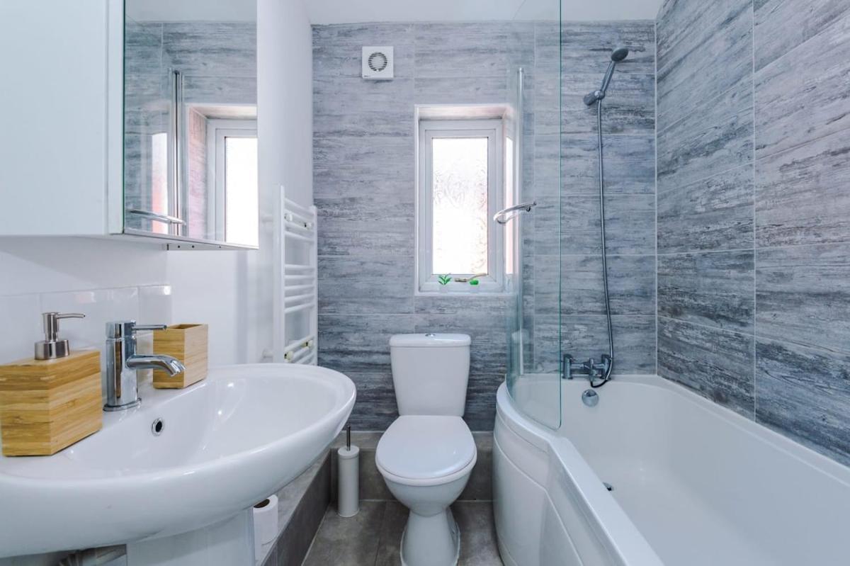 Large 4 Bedroom Home With Free Parking Near Mediacityuk Манчестер Екстер'єр фото